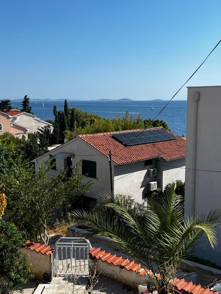 Solarna elektrana na krovu uz more