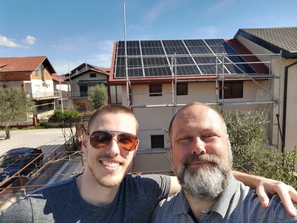 Klijent i otac ispred solarne elektrane